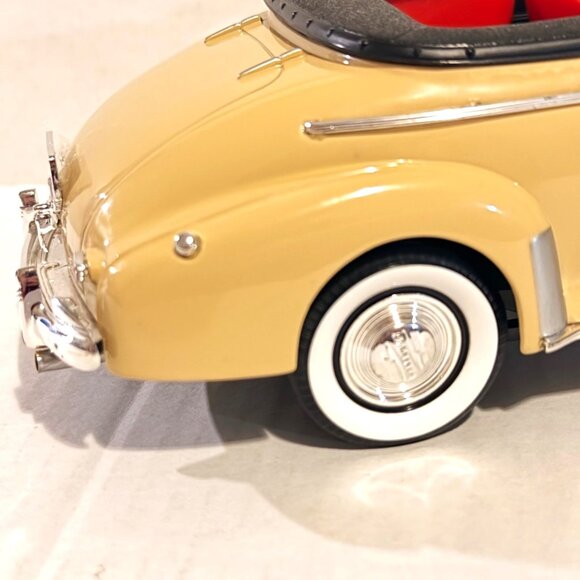 Welly 1:18 Scale 1941 Chevy Special Deluxe Cream Convertible Diecast Model Car - Picture 11 of 13